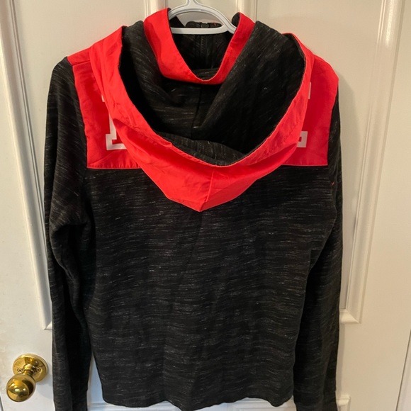 Get ready for fall with this Nylon quarter zip VS Pink Hoodie - Picture 4 of 7